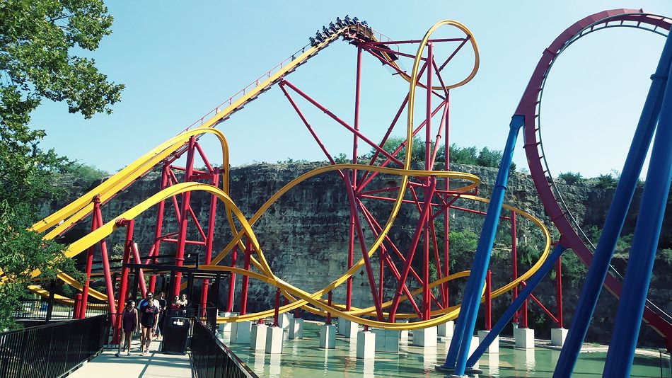 Wonder Woman Golden Lasso Coaster Photo From Six Flags Fiesta Texas Coasterbuzz 